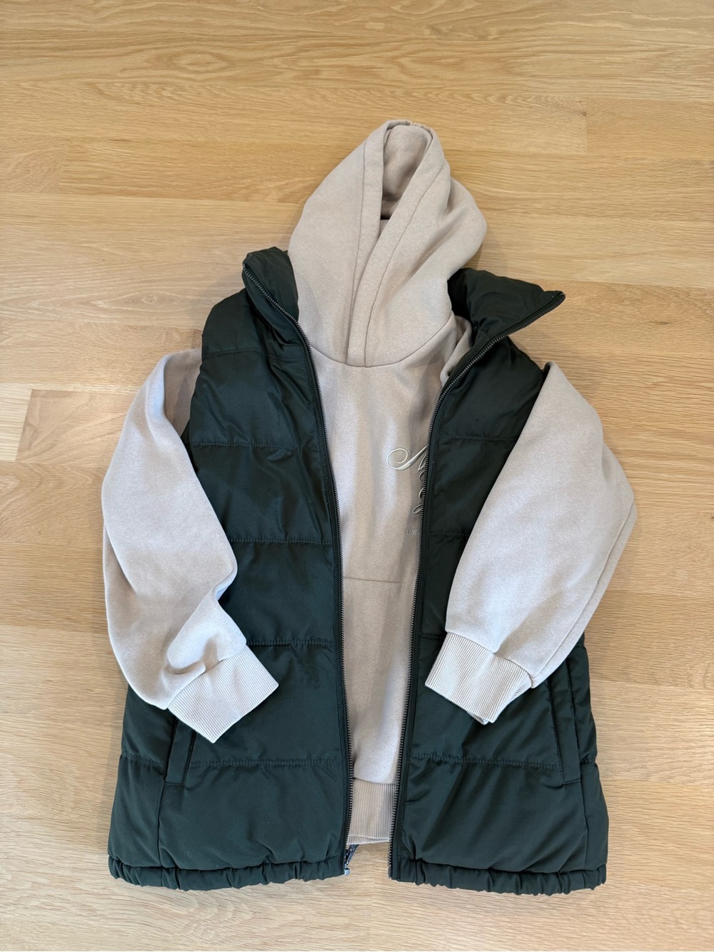 Old Navy Women's Olive Green Quilted Puffer Vest - Picture 6 of 6